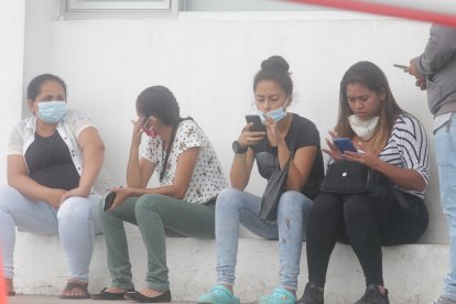 Familiares de la víctima acudieron al Laboratorio de Criminalística.