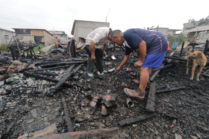Tras el percance, los lugareños buscaban algo que se pudiera rescatar.