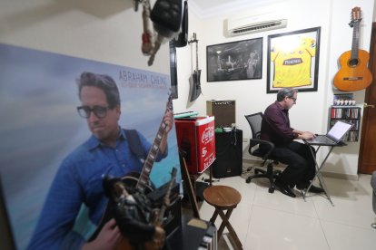 “La música es un desahogo para mí, que debo lidiar con casos fuertes de homicidios y violaciones”, dice.