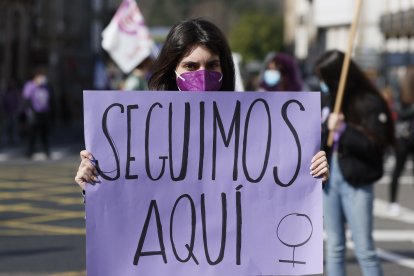 Referencial. Activista chilena protesta el domingo 7 de marzo por los derechos de las mujeres.