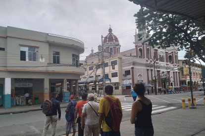 Usuarios tuvieron que hacer ‘vaca’ para tomar un vehículo y desplazarse hacia Durán.