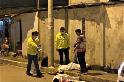 Uno en la vereda y el otro en la calle, quedaron Miguel Quituisaca y Christopher Escobar.