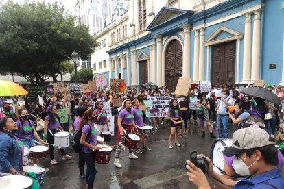 Simpatizantes conmemoran el Día de la Mujer con plantón.