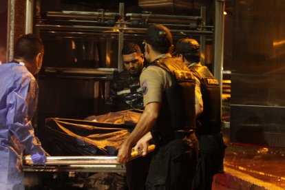 El fallecido supuestamente vivía por el sector. Sus familiares llegaron a constatar su deceso, pero no se pronunciaron sobre el hecho violento.