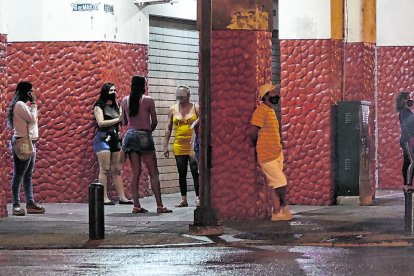 Las trabajadoras sexuales se paran en espacios públicos sin medidas de bioseguridad.