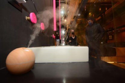 Espejos, sillas tántricas y otros juguetitos se adaptaron en las habitaciones.