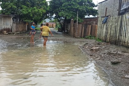 El agua inundó los hogares de varios guayaquileños.