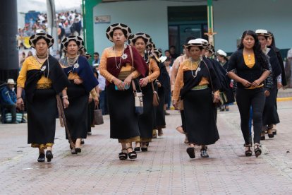 Los saraguros mantienen su forma tradicional  de vestir. Gráfica de un acto del 2019.