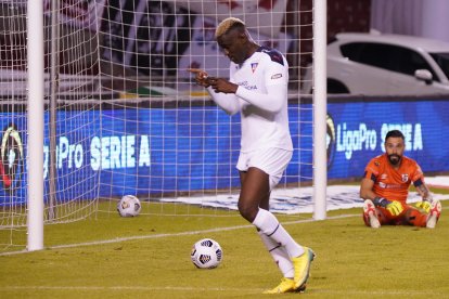 El delantero colombiano Cristian Martínez Borja celebra tras marcar el gol del triunfo ante Universidad Católica.