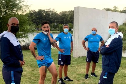 Winston Cifuentes (d) toma el banquillo del Trencito durante la ausencia de Santiago Escobar (c), quien coordina el trabajo desde Colombia.