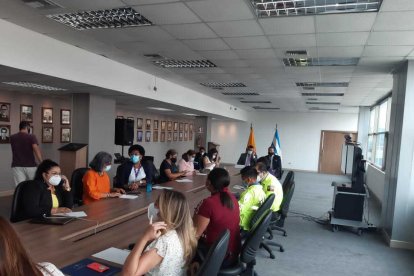 Miembros de la mesa buscan propuestas que ayuden a erradicar la violencia de género.