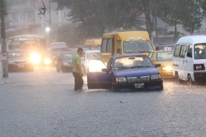 Peatones y conductores fueron sorprendidos con la precipitación del pasado lunes.