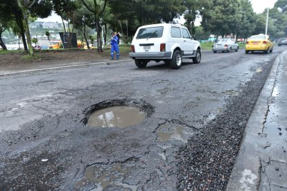 En algunas calles se han formado unos ‘cráteres’ que dañan los vehículos.