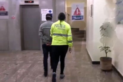 El supuesto agresor intentó huir en su carro, pero lo ‘agarraron’.