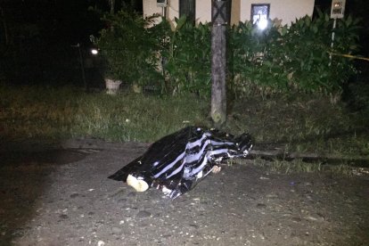 El cadáver quedó tendido en la vía luego del ataque.