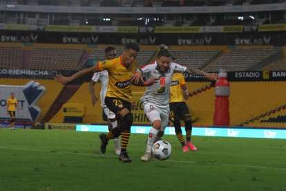 La Comisión Disciplinaria de la FEF, archivó en 2020 el expediente del caso de Byron Castillo.


FOTOS : API 



FECHA 28/02/2021