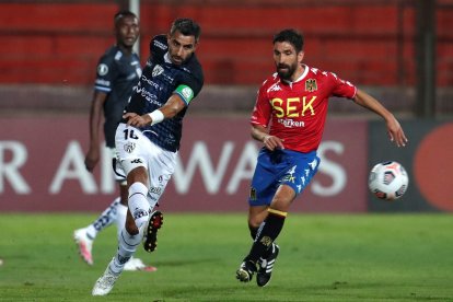 Christian Pellerano de 39 años dando harto fútbol en Independiente del Valle.