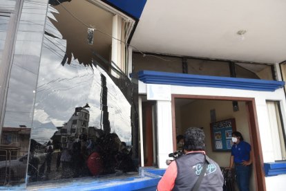 Parte de la fachada del Comando de la Policía en El Triunfo quedó destruida tras la expllosión.