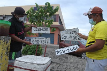 Fuera del centro comercial Los Robles, en el kilómetro 4,5 de la vía a Daule, aparecieron más identificaciones vehiculares como efecto del aguacero del pasado lunes en la ciudad.