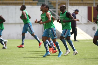 Pocos jugadores de la plantilla del año anterior quedan en El Nacional. Entre ellos se destaca el volante Ronal de Jesús (d).