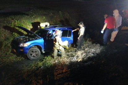 Los cuerpos de Denisse Gamboa y su madre Doris Labre quedaron  dentro de este vehículo.