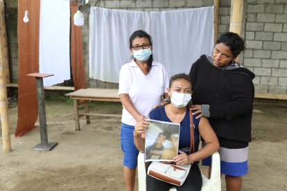 Tras la muerte de su único hijo María Antonieta Indacochea recibe el consuelo de sus vecinas.
