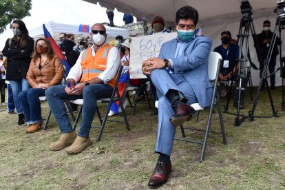 El alcalde Jorge Yunda porta un grillete luego de ser vinculado al proceso por la compra de pruebas PCR con supuestas irregularidades.