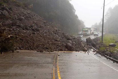 La vía Cuenca-Molleturo-El Empalme es una de las más afectadas por los derrumbes.