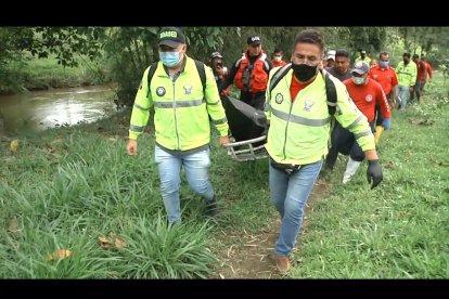 Momento cuando personal de la Policía y bomberos rescataban el cadáver del niño.