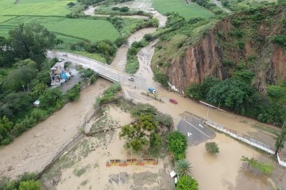 Una toma área en la que se aprecian sectores anegados y el aumento del caudal de un río.
