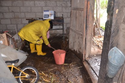Vìctor Hugo Navas sacó en balde el agua que ingresó a su casa consecuencia de la granizada