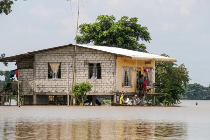 En las comunidades más bajas, la canoa sigue siendo el medio de transporte para llegar a casa.