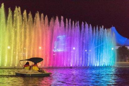 El colorido que se aprecia en la fuente del Parque La Rotonda.