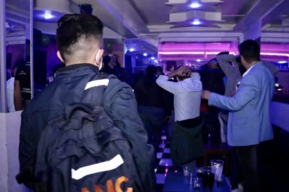 Más de 400 personas estaban en estos lugares clandestinos.