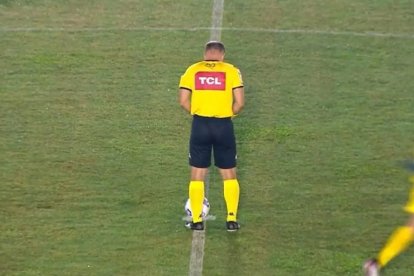 Dénis da Silva Ribeiro se orino en plena cancha.