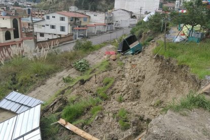 El aguacero, que duró cerca tres horas en Loja, provocó que un muro de contención se venga a bajo.
