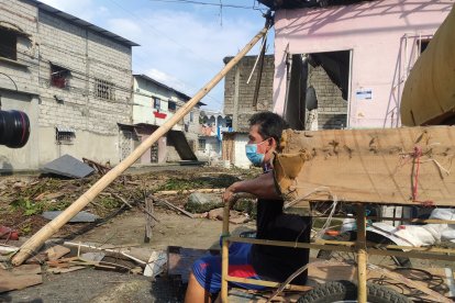 Uno de los vecinos del hombre le permitió que duerma junto a su esposa y su hija y de esa forma pudo pasar la noche.