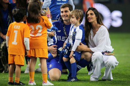 Iker Casillas y su esposa Sara Carbonero celebran su título de liga tras el partido de fútbol de la Primera Liga portuguesa en mayo de 2018.