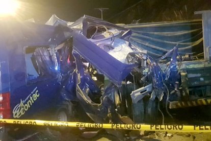 El estado en que quedó el transporte de pasajeros tras el impacto.