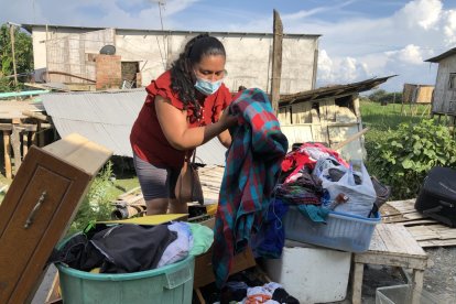 Eva Tapia revisando algunas de sus prendas que cayeron al agua.