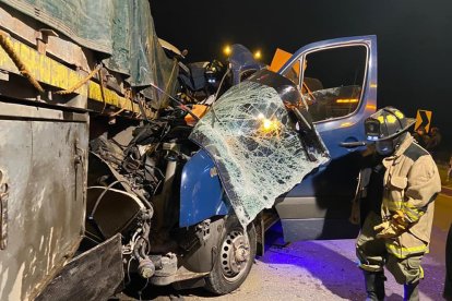 Peritos tratan de establecer si  el tráiler se hallaba estacionado o si hubo o no exceso de velocidad de la buseta.