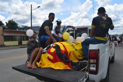 Camino al camposanto, pobladores también despedían al "angelito".