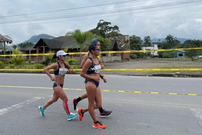 Karla Jaramillo (d) revalidó su corona en la prueba de 20 kilómetros marcha.
