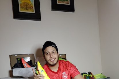 El guayaquileño recorre las calles de Nueva Jersey para encontrar los últimos modelos.