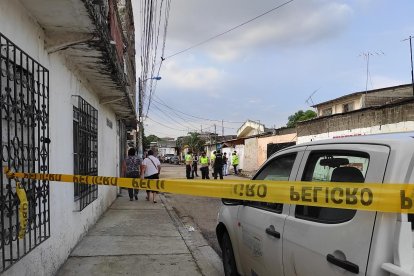 La Policía recaba indicios en el domicilio de la familia Ibáñez.