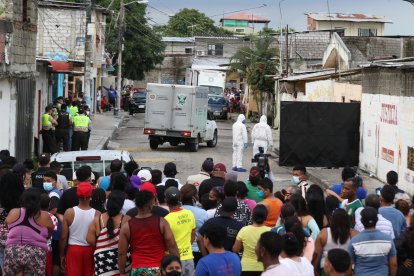 Los vecinos se amontonaron alrededor de la casa para conocer algo más de la tragedia.