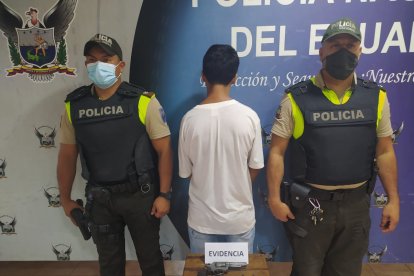 El chico fue sorprendido por policías, quienes lo vieron con una actitud sospechosa y evasiva.