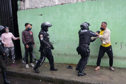 Durante el procedimiento hubo agresiones entre los dueños de los talleres y la Policía. Esto ocurrió en el sector de Guajaló.