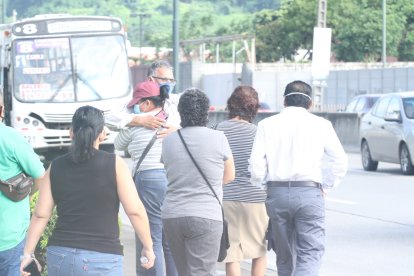 Familiares de la familia Ibáñez Alvarado llegaron al instituto forense.