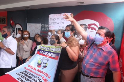 Los maestros mostraron pancartas en las que se leían sus demandas.